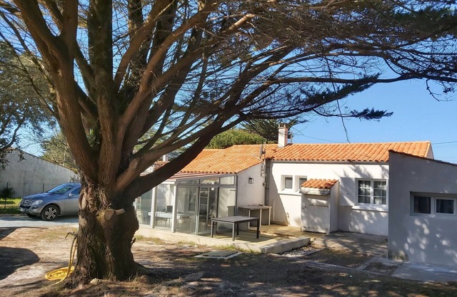 DOMINO, renovated 4-bedroom house, 150 m from the small beach.