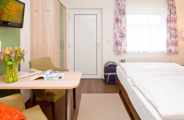 Doppelzimmer mit Pantryküche - Ferienzimmer und -wohnungen mit Seeblick