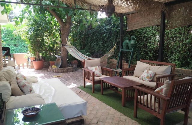 Dormir entre limones, Casa de invitados en vivienda familiar