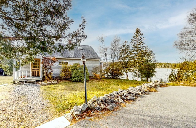 Dory Haven: Cove-front Home with sunroom, screened porch & waterfront yard