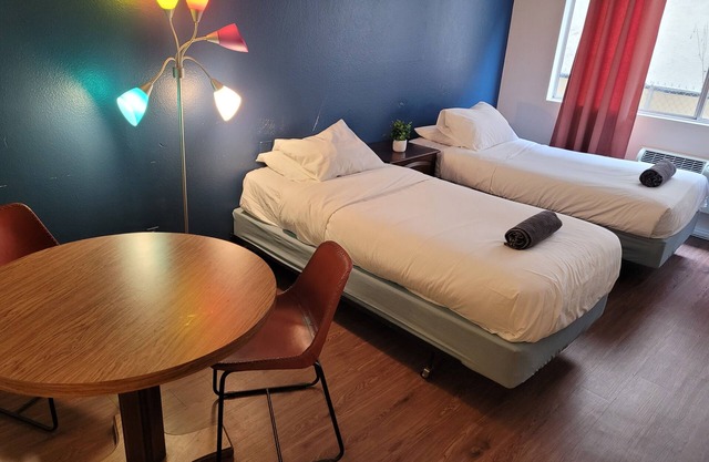 Double Bed Unit with AC and Wifi in Beverly Hills