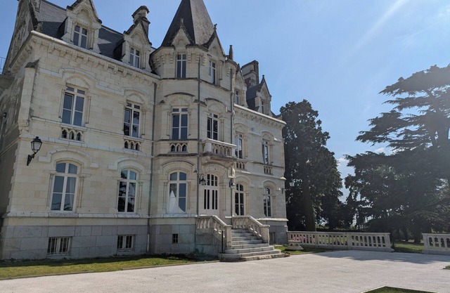 Double room in Château outbuilding with view of the Loire River