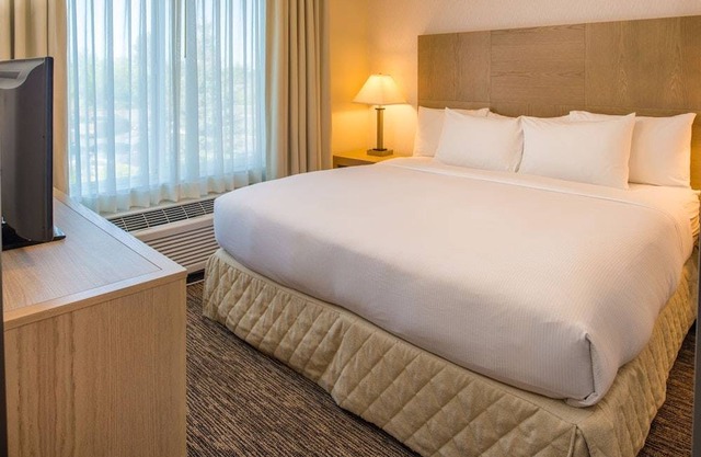 DoubleTree by Hilton Hotel Bend 1 King Bed Suite
