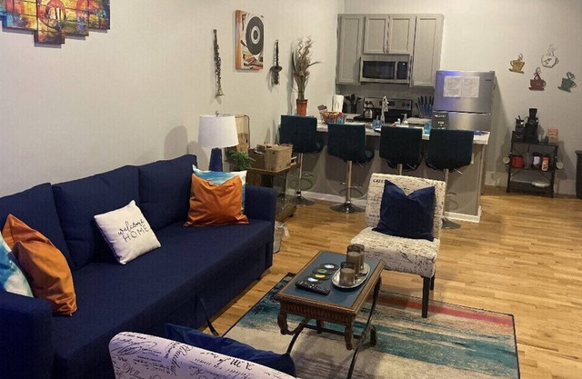 Downtown -10 mins to airport, hospitals- steps to B-C arena~ free parking, wifi