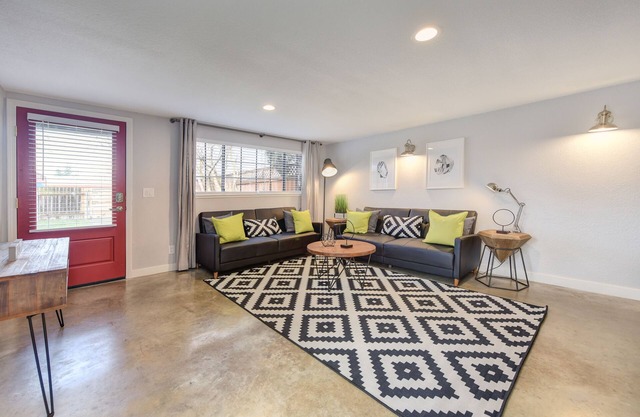 Downtown ALHAMBRA HOUSE Walk to ALL J Street & Midtown Back Yard Grill Parking