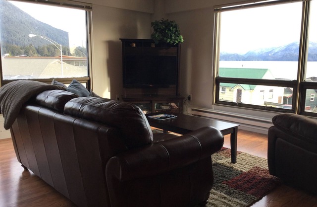 Downtown Apt 6 w/ Panoramic Ocean & Mountain Views