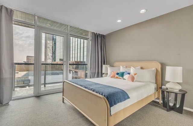 Downtown Austin Loft | Full Kitchen & Balcony | Steps from Congress Ave & Bars