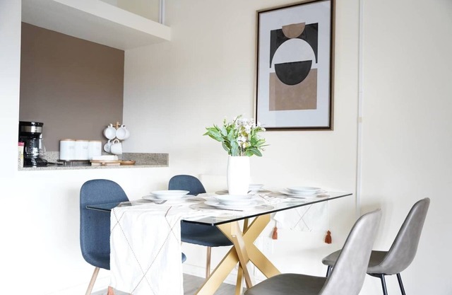 Downtown Belleuve Spacious apartment, close to downtown park, old Bellevue, Bellevue square and more