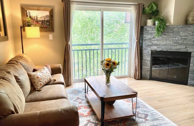Downtown Condo-Walk Everywhere | Dog-Friendly