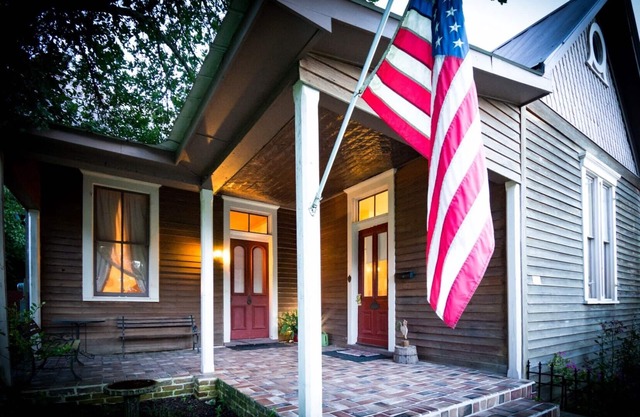 Downtown, Free wine, Courtyard, Porches, 1885, Keyless, Private