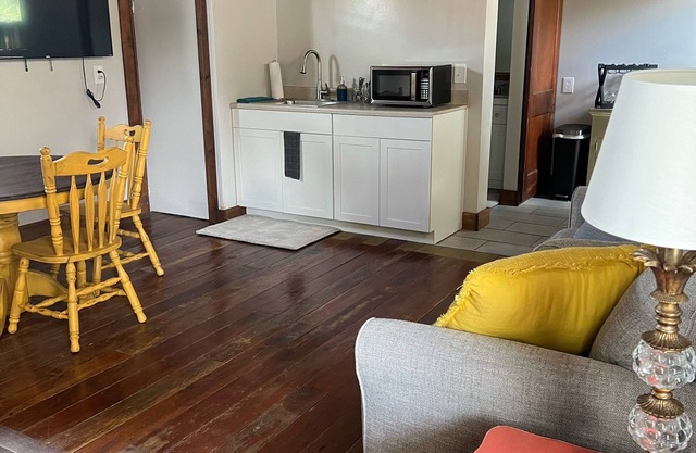 Downtown Hermann- Hanna’s Cottage