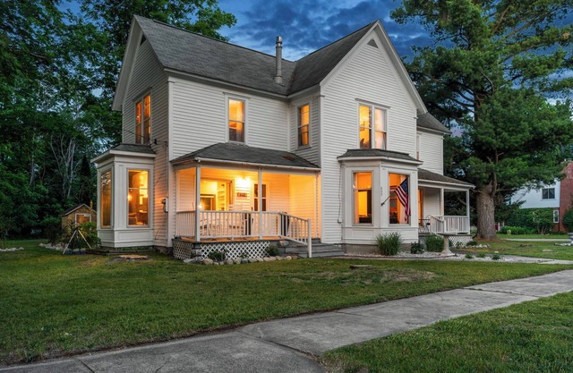 Downtown Historic Farmhouse┃ 2300+ Sq Ft┃1 Acre Lot w/Patio & Fire Pit