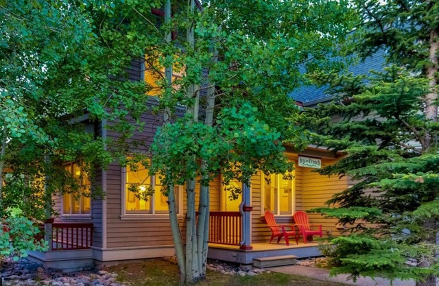 Downtown Home! Hot Tub/Dog Friendly. Walk to Main Street! On the free bus route.