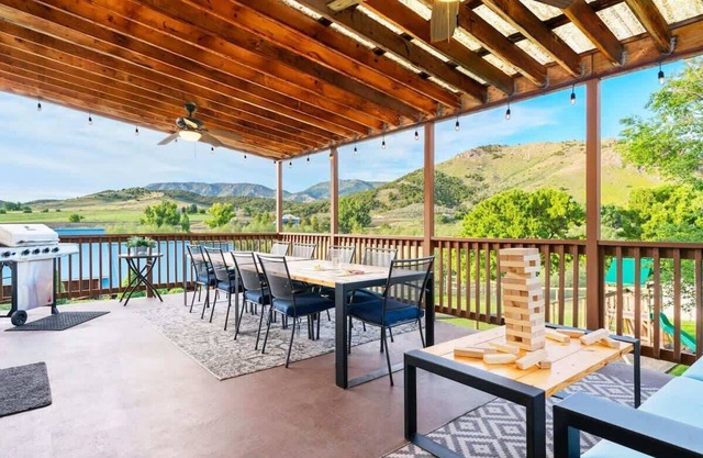 Downtown Lava - Views, Huge Yard, Slide, Games!