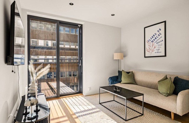 Downtown Modern Apartment - Two Bedrooms!