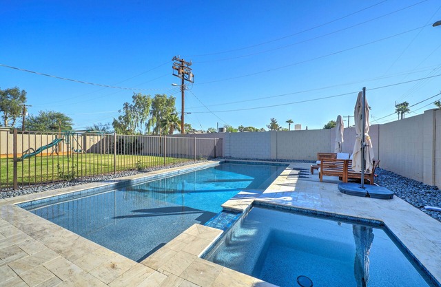 Downtown Paradise🏝 Heated Pool-Spa! #LOCATION🌇🌄