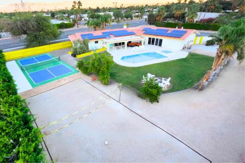 Downtown Resort Villa - Private Pickleball, Volleyball, Heated Pool, Spa, Gameroom