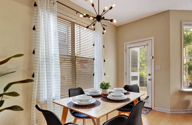 Downtown River Gem - Scenic Patio