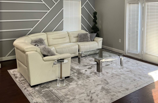 Downtown skyline villa close to convention center, nrg stadium and Toyota center