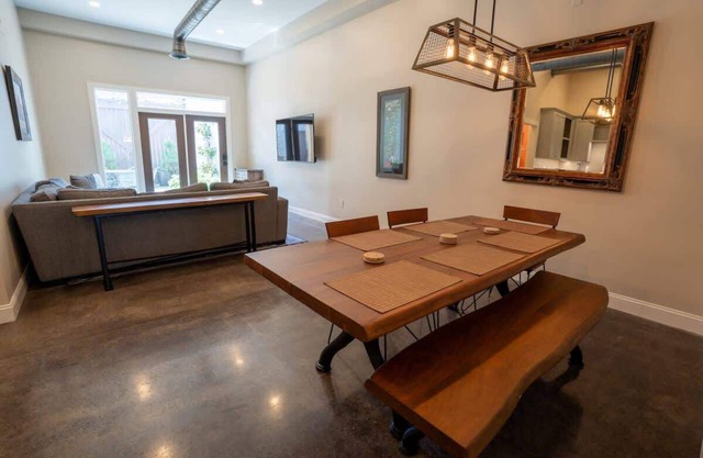 Downtown Urban Retreat~ 6 Beds ~Perfect for Groups