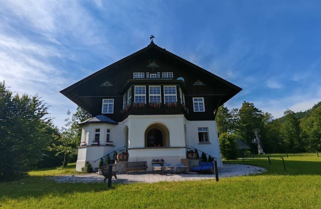 Dream property: modern large forester's lodge directly on the Hintersee (secluded location)