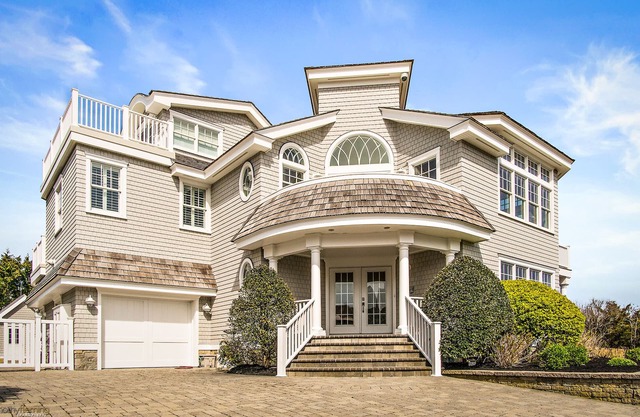 Dreaming of a shore retreat that will take your breath away? You have found it.