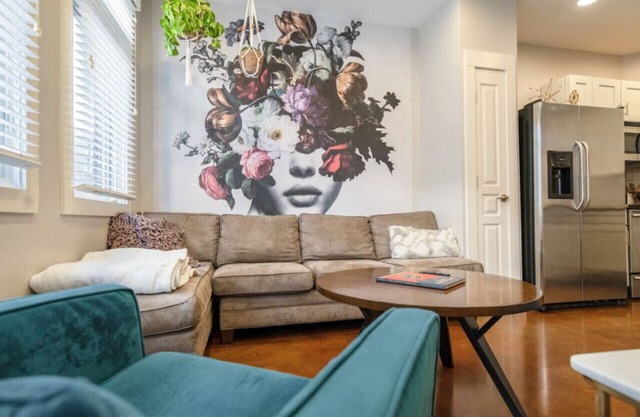 Dreamscape: King Beds & Keyless Entry Near Music Row – A Stunning Nashville Escape!