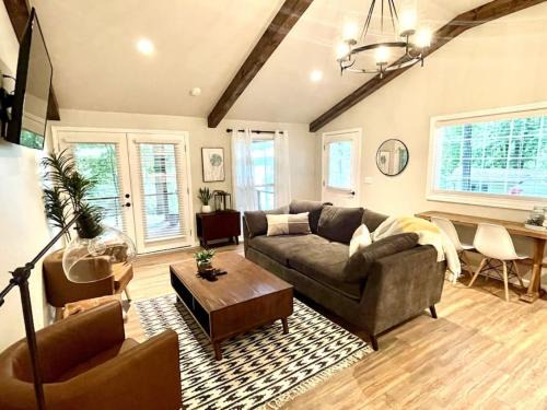 Dreamy Cottage Getaway with Sunset Lakeview