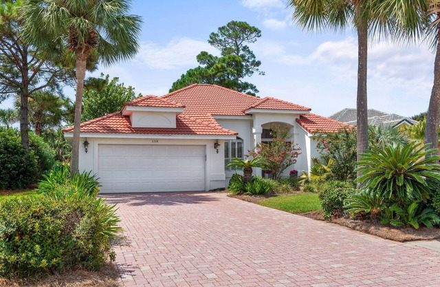 Dreamy Destin Stay: Golf Cart + Resort Amenities