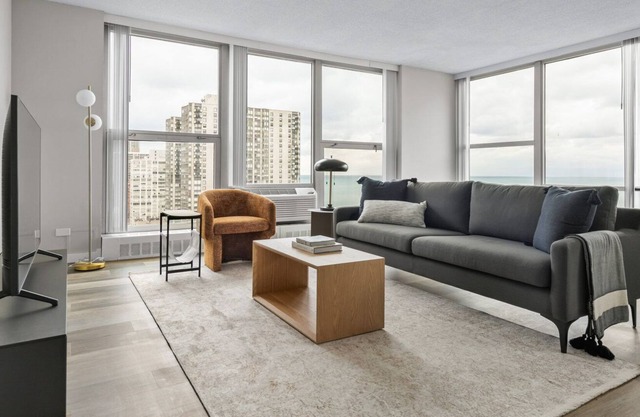 Dreamy Edgewater 3BR w/ Gym, Deck & Lounge, 5 blocks to L, by Blueground