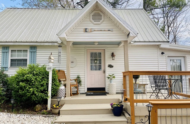Dreamy Waterfront Cottage on Lay Lake with Kayaks!