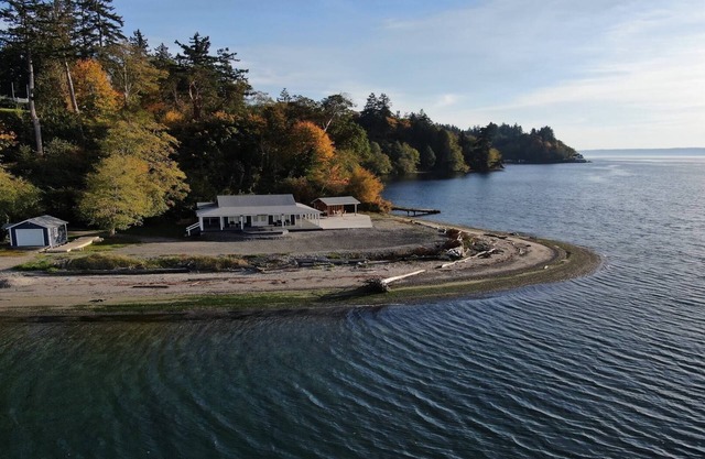 "Driftwood Island Retreat" Spectacular View, Private Waterfront on James Point.