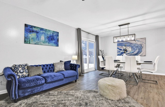 ❖Driveway❖15min → DT❖Family-Friendly❖Yard+Patios❖Corner Lot❖Reserved Parking❖