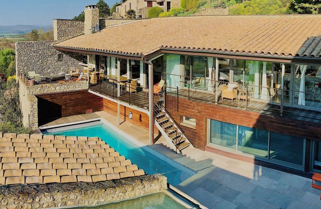 Drôme Provençale – A property with a swimming pool – Sleeps 10
