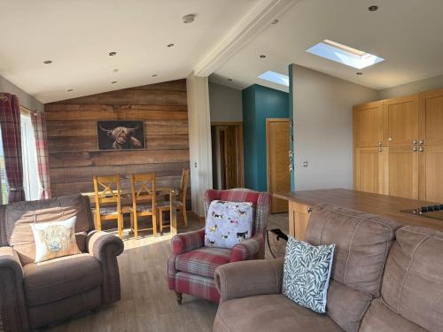 Drovers Lodge, farm retreat in rural Lanarkshire, family and pet friendly, onsite craft distillery, perfect location for exploring central Scotland