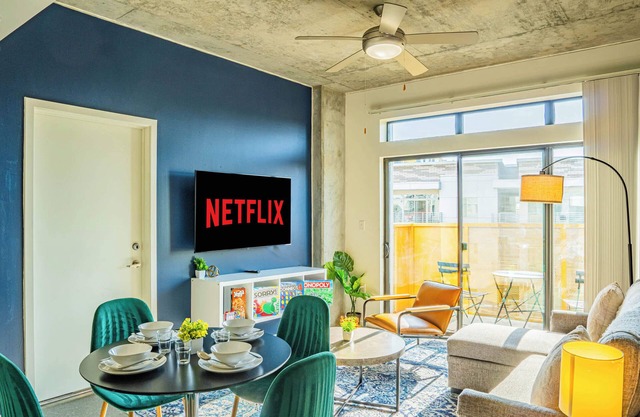 DT Escape with Pool + Gym + Parking + W/D + Balcony