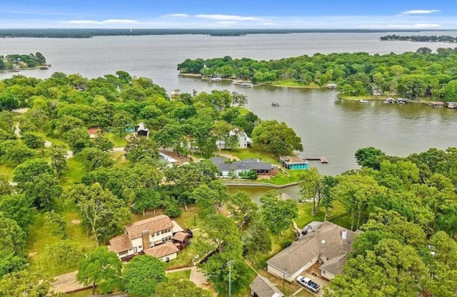 Duck Inn Lakefront Retreat on Cedar Creek Lake 4BR/3BA Dock + Spacious Yard