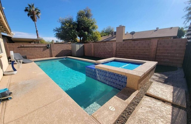 Dugout Summer Getaway * Sparkling Pool * Hot Tub