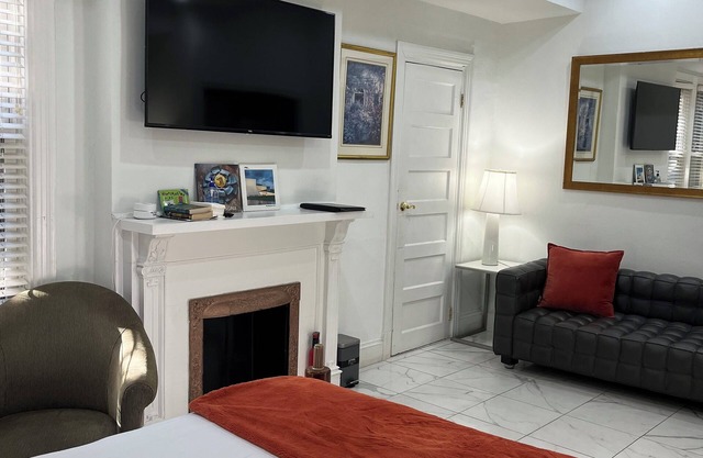 Duplex 2-Bdrms, 1-Den, 2-Baths & 2 Miles North Of The White House