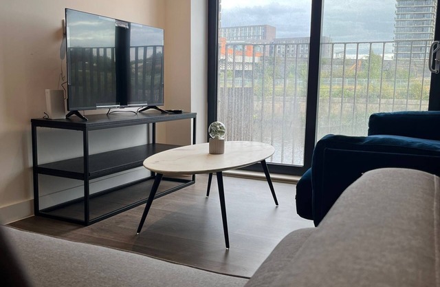 Duplex 2 bedroom Riverview Apartment in Salford can sleep for 6