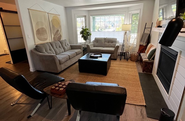 DWELL/Fernie/BC/Hot Tub/Walk to Downtown