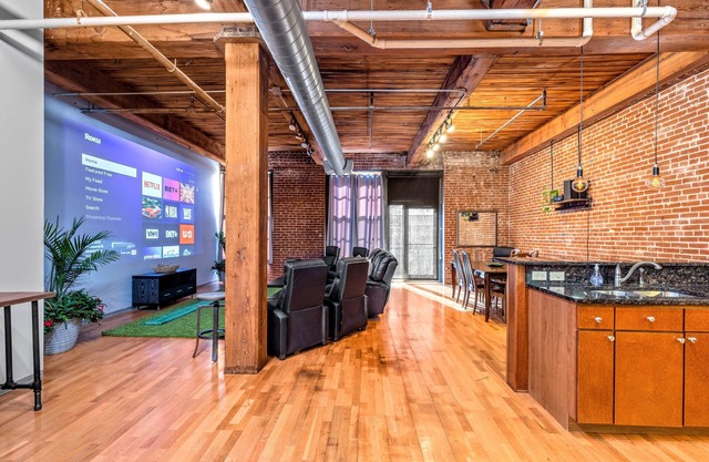 DWTN Loft✦160" Theater Screen✦Walk to Attractions✦Private Balcony