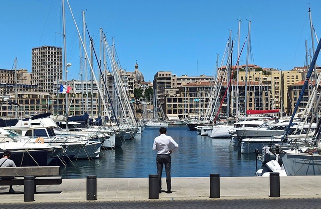 Dynamic and central, this elegant duplex near the old port