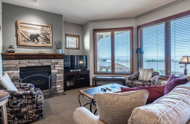 Eagle Run #204 - Luxury Ski-In Ski-Out/Slope-Side; 3 Bedroom
