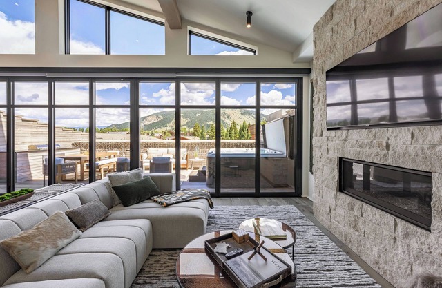 Eagle’s Rest - Top Floor 3 BR Luxury Residence