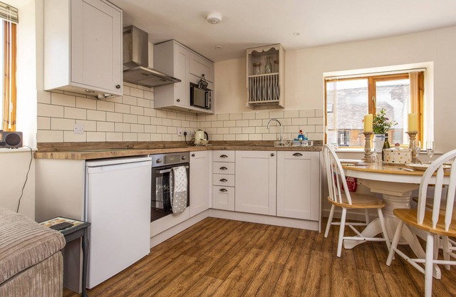 East Barn Cottage - sleeps 3 guests in 2 bedrooms