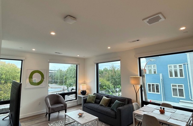 East Boston King Suite Rooftop + 5 min from Logan Airport