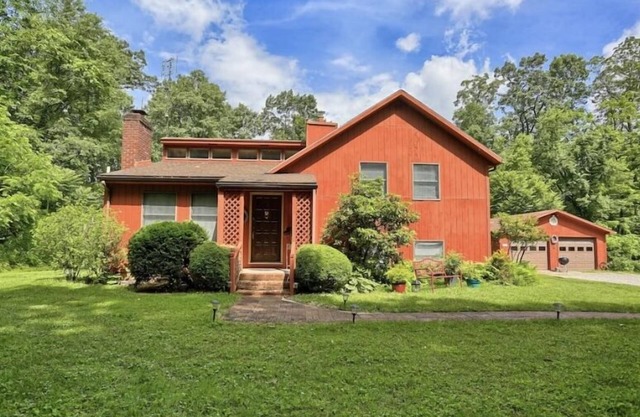 East Cavalry Red House 3 bedrooms 3 full baths sleeps up to 12