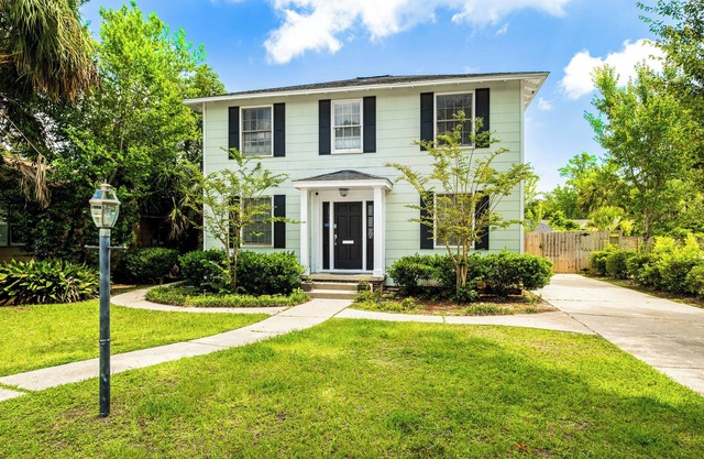 East Hill Manor w/2 Kitchens Near Beach & Downtown