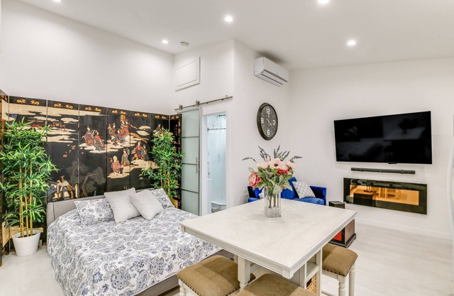 East Los Angeles Studio - Near Dodger Stadium!